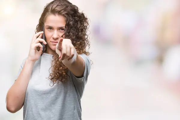 Mladá Brunetka Probírali Smartphone Samostatný Pozadí Ukazuje Prstem Kamery Vám — Stock fotografie