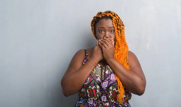 Unga Afroamerikanska Kvinnan Över Grå Grunge Vägg Klädd Orange Flätor — Stockfoto