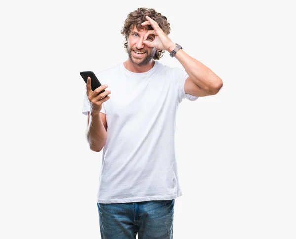 Modelo Hombre Hispano Guapo Enviando Mensajes Texto Utilizando Teléfono Inteligente —  Fotos de Stock