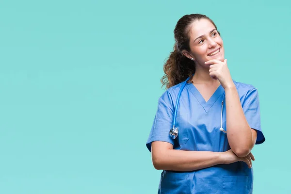 Jonge Brunette Dokter Meisje Dragen Verpleegkundige Chirurg Uniform Geïsoleerde Achtergrond — Stockfoto