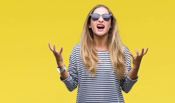 Junge Schöne Blonde Frau Mit Sonnenbrille Über Isoliertem Hintergrund Verrückt — Stockfoto