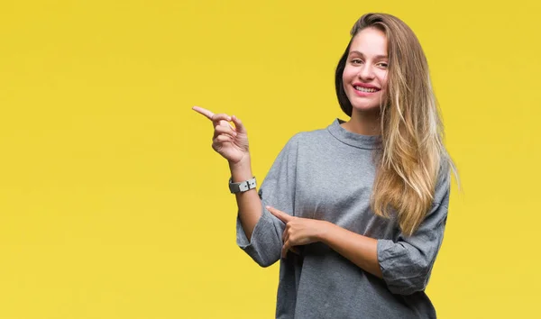 Jovem Bela Mulher Loira Sobre Fundo Isolado Com Grande Sorriso — Fotografia de Stock