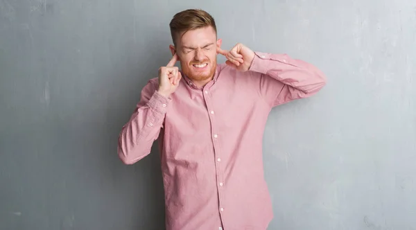 Joven Pelirrojo Sobre Pared Grunge Gris Con Camisa Rosa Cubriendo — Foto de Stock