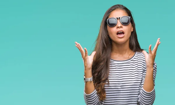 Junge Schöne Arabische Frau Mit Sonnenbrille Über Isoliertem Hintergrund Verrückt — Stockfoto