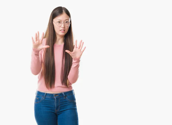年轻的中国女人在与世隔绝的背景下戴着眼镜害怕和恐惧的表情用手停止手势 在震惊中大叫 恐慌概念 — 图库照片