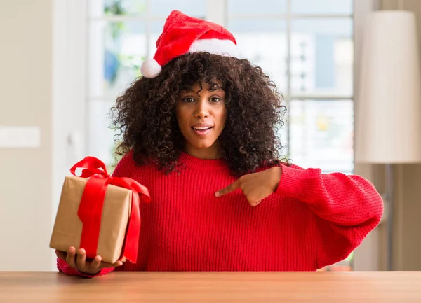 Africano Americano Mulher Segurando Presente Vestindo Natal Chapéu Vermelho Com — Fotografia de Stock