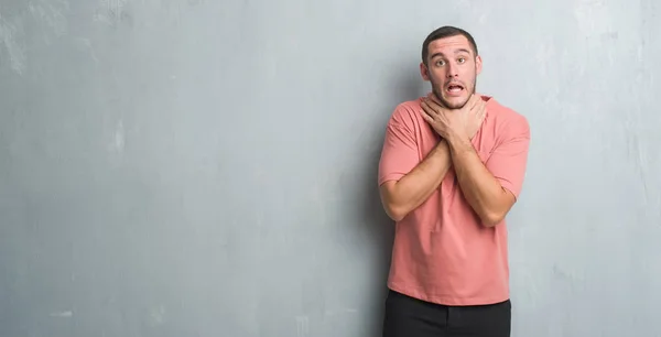 Joven Hombre Caucásico Sobre Gris Pared Grunge Gritando Sofocar Porque — Foto de Stock