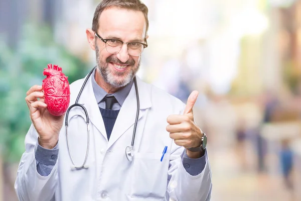 Średnim Wieku Starszy Kardiolog Sędziwy Doktor Człowiek Gospodarstwa Serca Białym — Zdjęcie stockowe