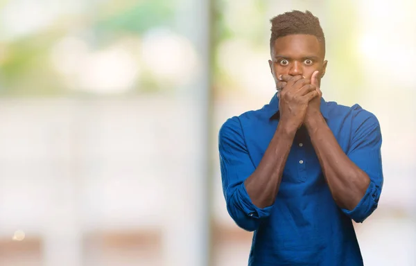 Jovem Afro Americano Sobre Fundo Isolado Chocou Cobrindo Boca Com — Fotografia de Stock