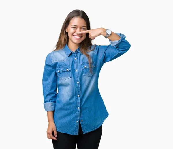 Mladá Krásná Bruneta Žena Nosí Modré Džínové Košili Přes Izolované — Stock fotografie