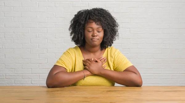 Jonge African American Vrouw Zittend Tafel Thuis Glimlachend Met Handen — Stockfoto