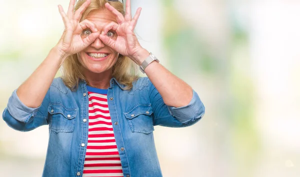 Blonde Frau Mittleren Alters Mit Abgesondertem Hintergrund Die Eine Geste — Stockfoto