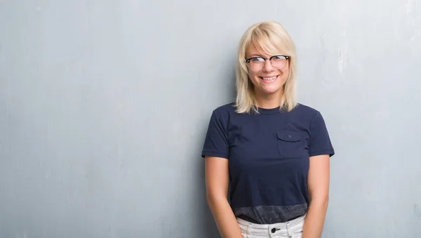 Mujer Caucásica Adulta Sobre Pared Gris Grunge Usando Gafas Con — Foto de Stock