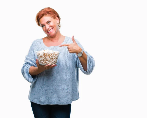 Attractief Senior Kaukasische Roodharige Vrouw Popcorn Eten Geïsoleerde Achtergrond Erg — Stockfoto