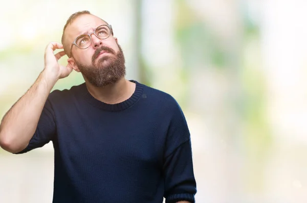 Hipster Kaukaski Młody Człowiek Nosi Okulary Białym Tle Ręką Podbródek — Zdjęcie stockowe