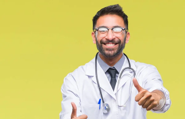 Erwachsener Hispanischer Arzt Mit Isoliertem Hintergrund Der Positive Geste Mit — Stockfoto