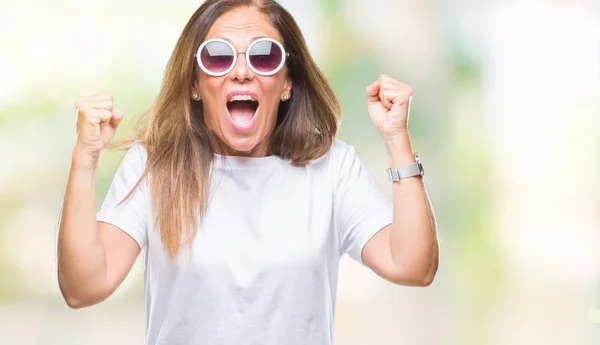 Medelåldern Spansktalande Kvinna Bär Mode Solglasögon Över Isolerade Bakgrund Firar — Stockfoto