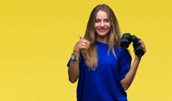 Unga Vackra Blonda Kvinnan Tittar Genom Kikaren Över Isolerade Bakgrund — Stockfoto