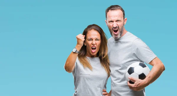 Casal Hispânico Meia Idade Segurando Bola Futebol Sobre Fundo Isolado — Fotografia de Stock