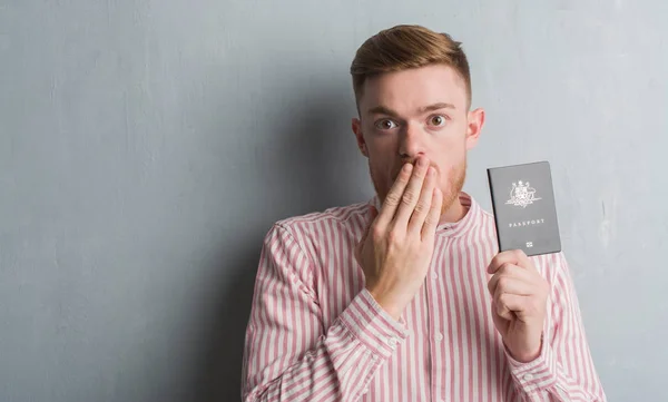 Jovem Ruivo Homem Sobre Parede Grunge Cinza Segurando Passaporte Austrália — Fotografia de Stock