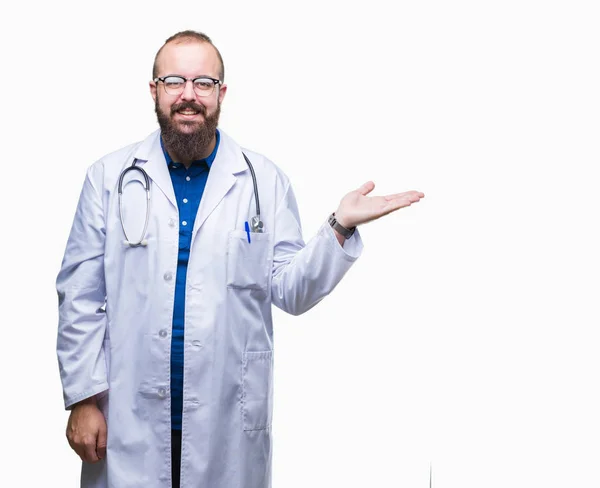 Jovem Homem Médico Caucasiano Vestindo Casaco Branco Médico Sobre Fundo — Fotografia de Stock