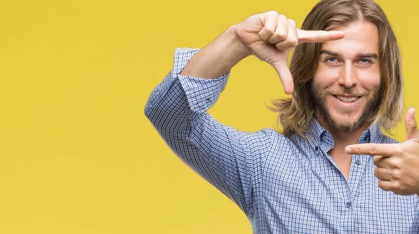 Junger Gutaussehender Mann Mit Langen Haaren Über Isoliertem Hintergrund Lächelnd — Stockfoto