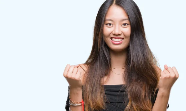 Młoda Kobieta Azjatyckich Białym Tle Obchodzi Zaskoczony Zdumiony Sukcesu Podniesionymi — Zdjęcie stockowe
