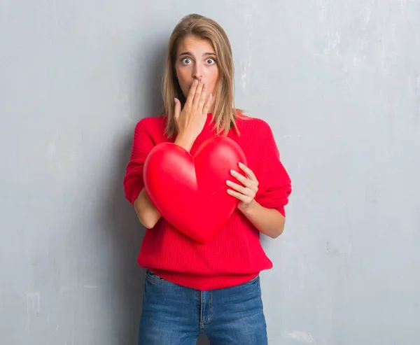 Schöne Junge Frau Über Grunge Grauer Wand Mit Rotem Herzbedeckungsmund — Stockfoto