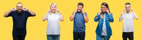 集体的人 妇女和男子在五颜六色的黄色被隔绝的背景覆盖耳朵用手指与愤怒的表示为大声的音乐的噪声 聋哑人的概念 — 图库照片