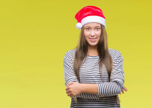 若い美しい白人女性にクリスマスの帽子をかぶっては 幸せそうな顔で笑顔組んだ腕のカメラを見て背景を分離しました 肯定的な人 — ストック写真