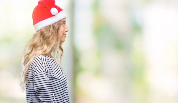 Linda Jovem Loira Vestindo Chapéu Natal Sobre Fundo Isolado Olhando — Fotografia de Stock