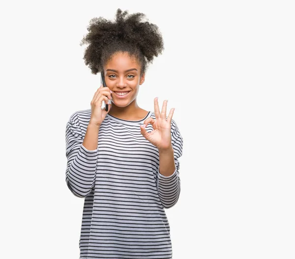 Fiatal Afro Amerikai Beszél Telefonon Elszigetelt Háttérben Ujjaival Kiváló Szimbólum — Stock Fotó
