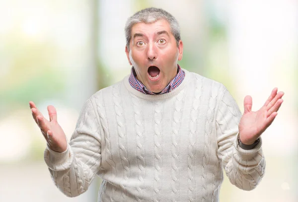 Hombre Mayor Guapo Con Suéter Invierno Sobre Fondo Aislado Celebrando —  Fotos de Stock