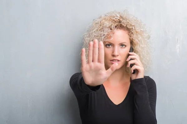 Young Blonde Woman Grunge Grey Background Talking Phone Open Hand — Stock Photo, Image