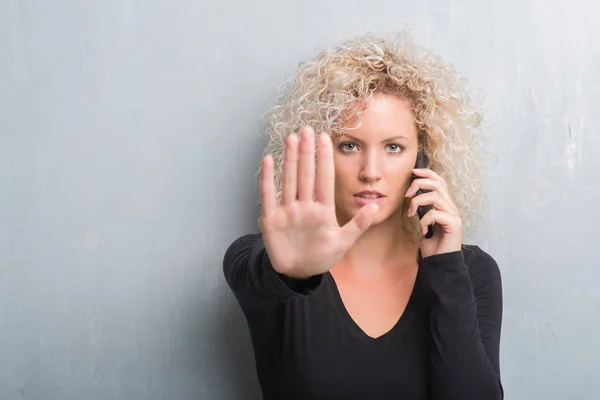 Joven Rubia Sobre Fondo Gris Grunge Hablando Por Teléfono Con — Foto de Stock