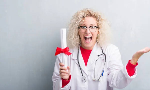 Jonge Blonde Dokter Vrouw Grunge Grijs Muur Mate Zeer Blij — Stockfoto