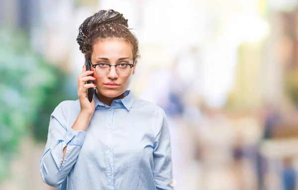 Joven Chica Negocios Afroamericana Trenzada Pelo Mostrando Llamando Usando Teléfono — Foto de Stock