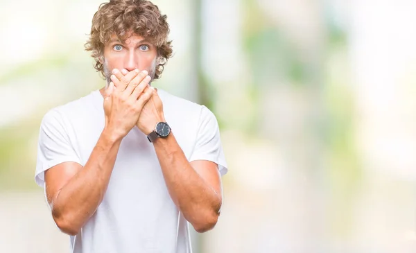 Bello Ispanico Modello Uomo Sfondo Isolato Scioccato Copertura Bocca Con — Foto Stock