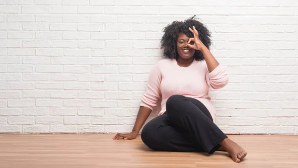 Jeune Femme Afro Américaine Assise Sur Sol Maison Faisant Geste — Photo