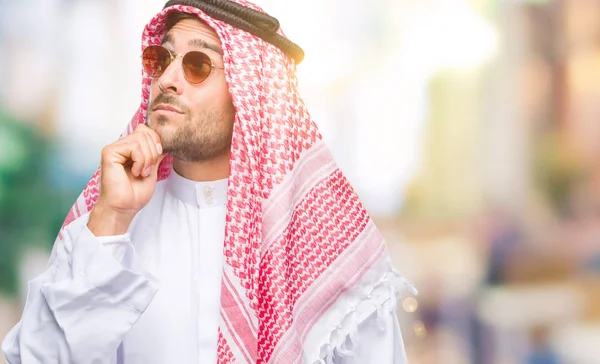 Young Handsome Man Wearing Keffiyeh Isolated Background Hand Chin Thinking — Stock Photo, Image