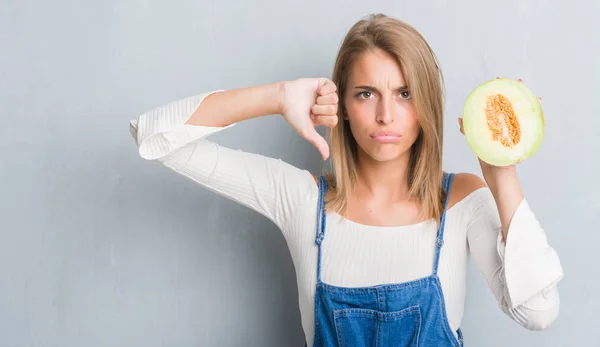 Hermosa Mujer Joven Sobre Pared Gris Grunge Sosteniendo Melón Melón —  Fotos de Stock