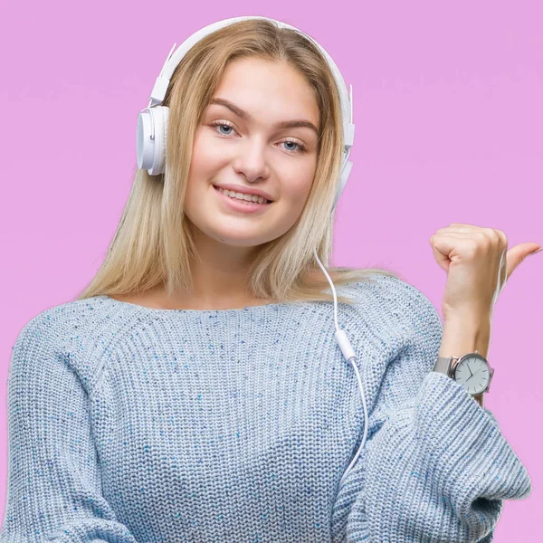 Unga Kaukasiska Kvinna Musiklyssnande Bär Hörlurar Över Isolerade Bakgrund Leende — Stockfoto