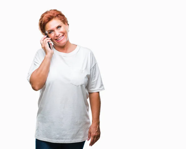 Στιβαρό Και Ανώτερος Καυκάσιος Κοκκινομάλλης Γυναίκα Μιλώντας Στο Smartphone Πέρα — Φωτογραφία Αρχείου