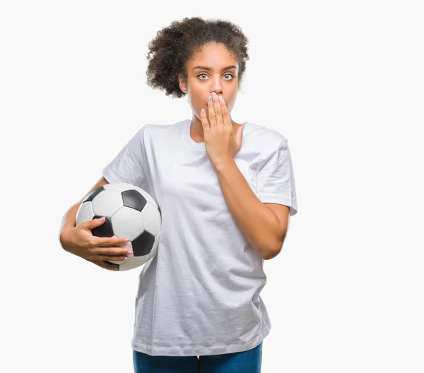 Junge Schöne Afroamerikanerin Hält Fußballball Über Isolierten Hintergrunddeckel Mund Mit — Stockfoto