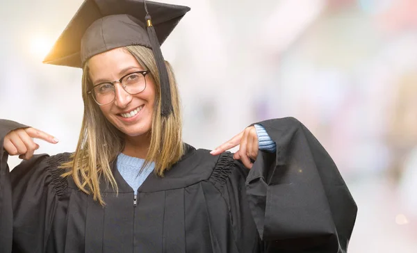 Jeune Belle Femme Portant Uniforme Gradué Sur Fond Isolé Regardant — Photo