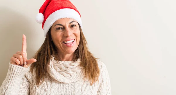 Femme Âge Moyen Portant Chapeau Père Noël Claus Surpris Par — Photo