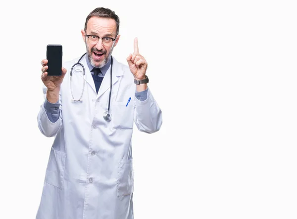 Hombre Médico Jubilado Mediana Edad Que Muestra Pantalla Del Teléfono —  Fotos de Stock