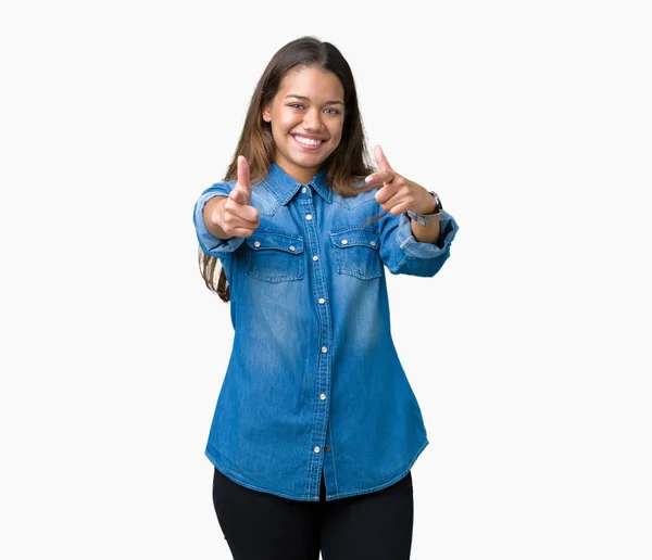 Joven Mujer Morena Hermosa Con Camisa Mezclilla Azul Sobre Fondo — Foto de Stock