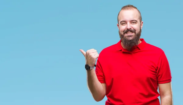 Joven Hombre Hipster Caucásico Con Camisa Roja Sobre Fondo Aislado — Foto de Stock