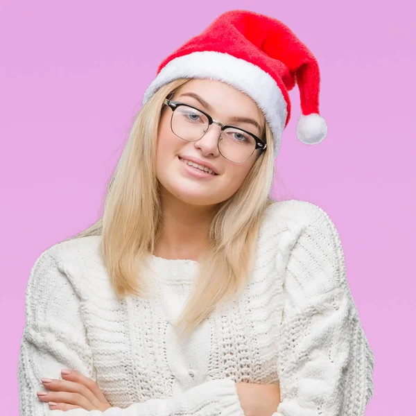 若い白人女性をクリスマスの帽子をかぶっては 幸せそうな顔を浮かべて組んだ腕のカメラを見て背景を分離しました 肯定的な人 — ストック写真